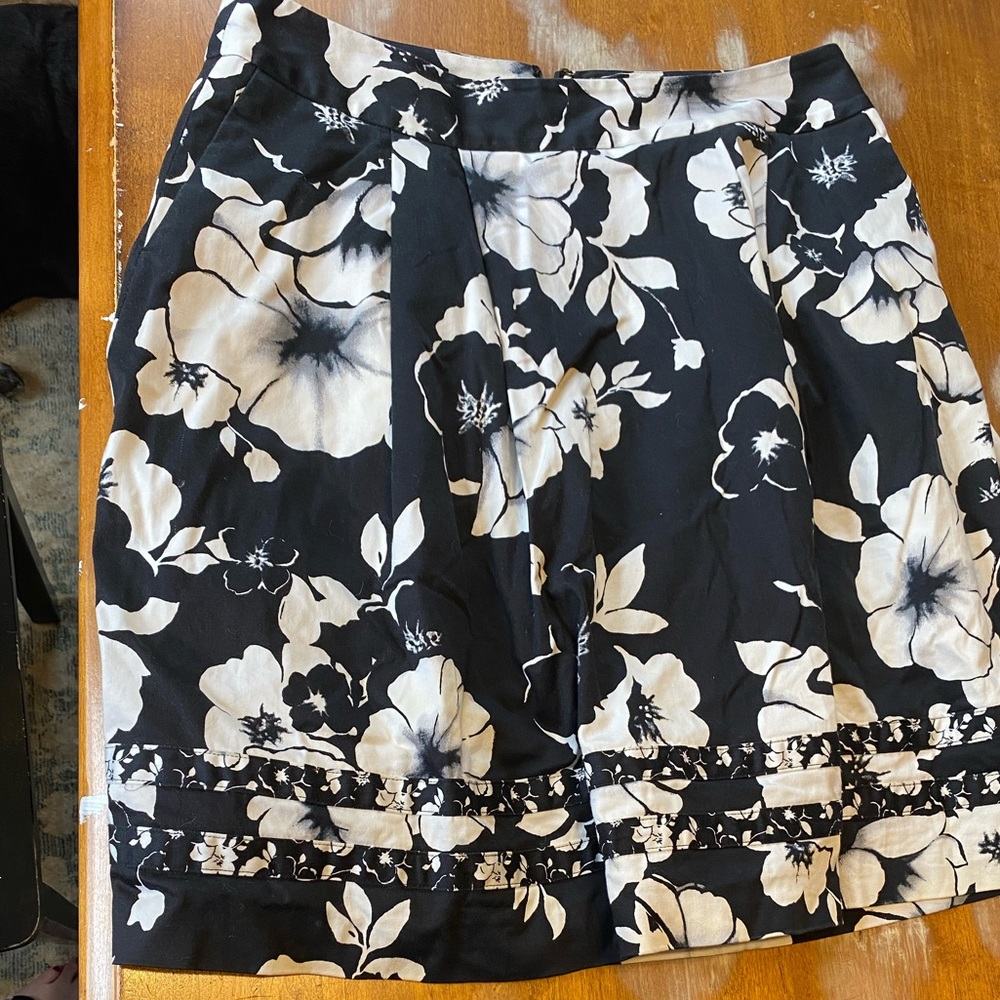 ❤️White House Black Market pleated skirt